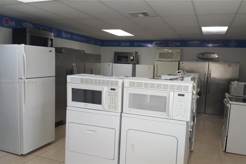 Propiedad comercial en venta en Miami, Florida № 1985038 - foto 7