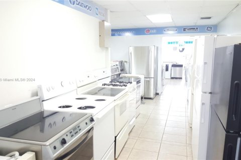 Propiedad comercial en venta en Miami, Florida № 1985038 - foto 2