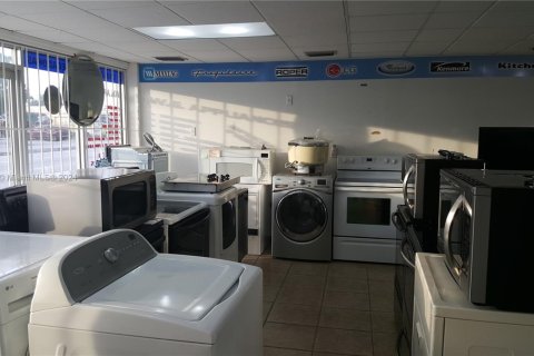 Propiedad comercial en venta en Miami, Florida № 1985038 - foto 4