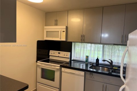 Condo in Sunny Isles Beach, Florida, 1 bedroom  № 2001506 - photo 2