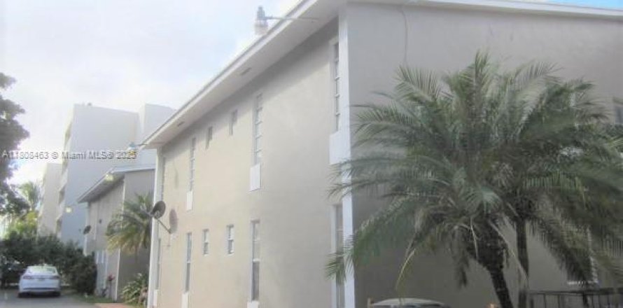 Condominio en Miami, Florida, 1 dormitorio  № 1748049