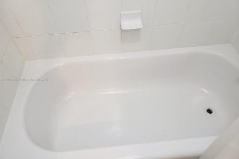 Condominio en alquiler en Miami, Florida, 1 dormitorio, 46.08 m2 № 1748049 - foto 10