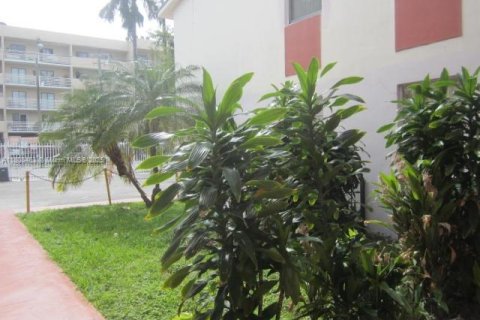 Condominio en alquiler en Miami, Florida, 1 dormitorio, 46.08 m2 № 1748049 - foto 14