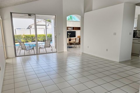 Villa ou maison à vendre à Pembroke Pines, Floride: 4 chambres, 185.06 m2 № 2416042 - photo 4
