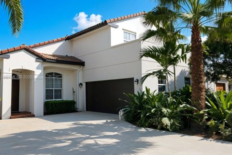 Villa ou maison à vendre à Pembroke Pines, Floride: 4 chambres, 185.06 m2 № 2416042 - photo 2