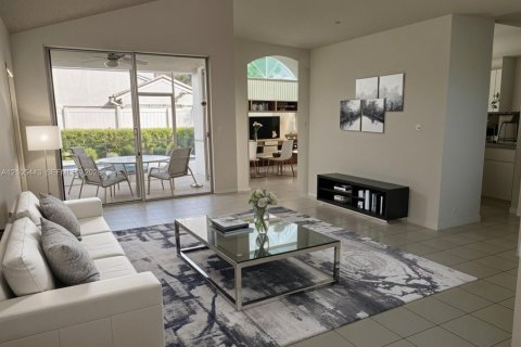 Villa ou maison à vendre à Pembroke Pines, Floride: 4 chambres, 185.06 m2 № 2416042 - photo 3