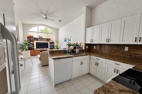 Villa ou maison à vendre à Pembroke Pines, Floride: 4 chambres, 185.06 m2 № 2416042 - photo 10