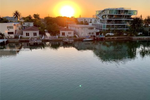 Condo in Miami Beach, Florida, 1 bedroom  № 2005117 - photo 29