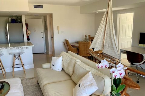 Condo in Miami Beach, Florida, 1 bedroom  № 2005117 - photo 17