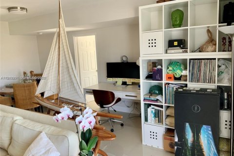 Condo in Miami Beach, Florida, 1 bedroom  № 2005117 - photo 18