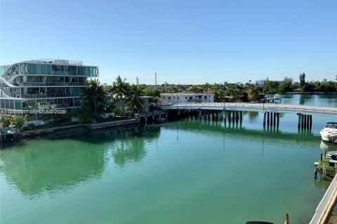 Condo in Miami Beach, Florida, 1 bedroom  № 2005117 - photo 3