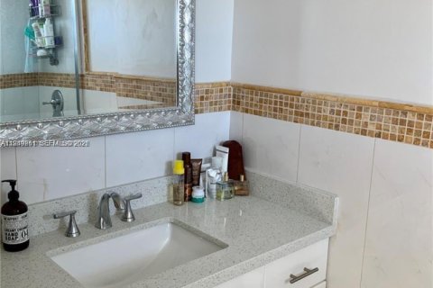 Condo in Miami Beach, Florida, 1 bedroom  № 2005117 - photo 24