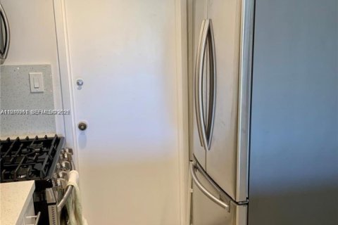 Condo in Miami Beach, Florida, 1 bedroom  № 2005117 - photo 15