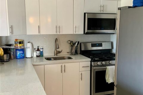 Condo in Miami Beach, Florida, 1 bedroom  № 2005117 - photo 13