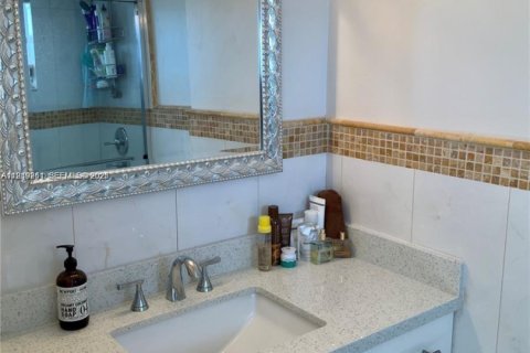 Condo in Miami Beach, Florida, 1 bedroom  № 2005117 - photo 26