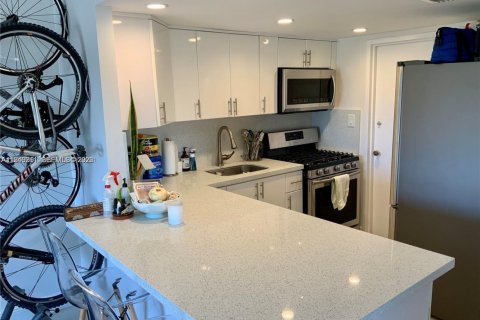 Condo in Miami Beach, Florida, 1 bedroom  № 2005117 - photo 11