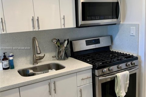 Condo in Miami Beach, Florida, 1 bedroom  № 2005117 - photo 14