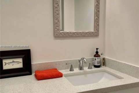 Condo in Miami Beach, Florida, 1 bedroom  № 2005117 - photo 9