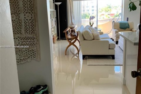 Condo in Miami Beach, Florida, 1 bedroom  № 2005117 - photo 4