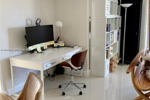 Condo in Miami Beach, Florida, 1 bedroom  № 2005117 - photo 5