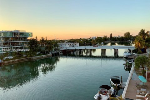 Condo in Miami Beach, Florida, 1 bedroom  № 2005117 - photo 30
