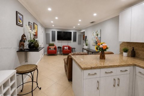 Villa ou maison à louer à Hollywood, Floride: 3 chambres, 92.9 m2 № 2181650 - photo 4