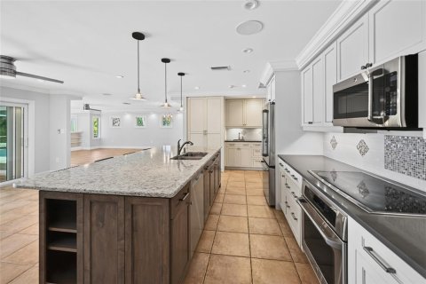 House in Sarasota, Florida 3 bedrooms, 229.93 sq.m. № 2156910 - photo 11