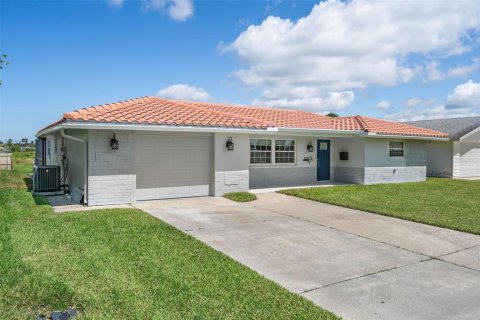Villa ou maison à louer à New Port Richey, Floride: 3 chambres, 172.98 m2 № 2386087 - photo 2