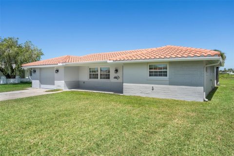 Villa ou maison à louer à New Port Richey, Floride: 3 chambres, 172.98 m2 № 2386087 - photo 3