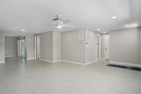 Villa ou maison à louer à New Port Richey, Floride: 3 chambres, 172.98 m2 № 2386087 - photo 8