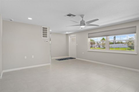Villa ou maison à louer à New Port Richey, Floride: 3 chambres, 172.98 m2 № 2386087 - photo 9