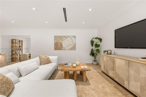 Купить виллу или дом в Корал-Гейблс, Флорида 3 спальни, 224.73м2, № 1996163 - фото 2