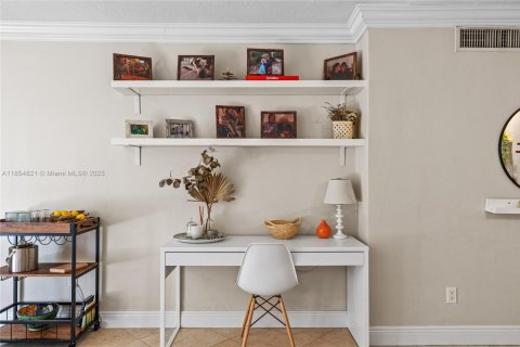 Снять в аренду кондоминиум в Корал-Гейблс, Флорида 2 спальни, 98.48м2, № 1878593 - фото 13