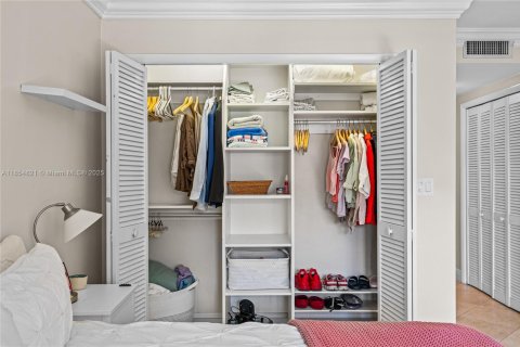 Снять в аренду кондоминиум в Корал-Гейблс, Флорида 2 спальни, 98.48м2, № 1878593 - фото 28