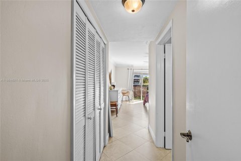 Снять в аренду кондоминиум в Корал-Гейблс, Флорида 2 спальни, 98.48м2, № 1878593 - фото 25