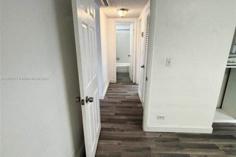 Снять в аренду кондоминиум в Майами, Флорида 2 спальни, 55.74м2, № 1957238 - фото 4