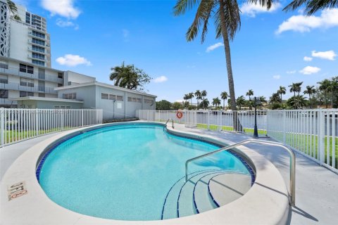 Снять в аренду кондоминиум в Майами, Флорида 2 спальни, 55.74м2, № 1957238 - фото 12