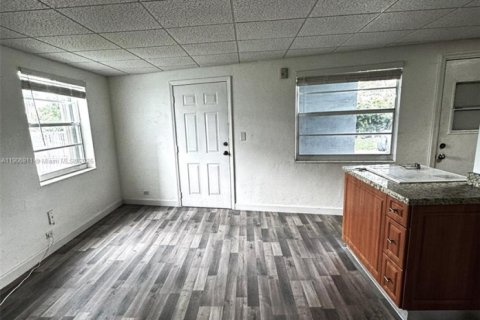 Снять в аренду кондоминиум в Майами, Флорида 2 спальни, 55.74м2, № 1957238 - фото 1