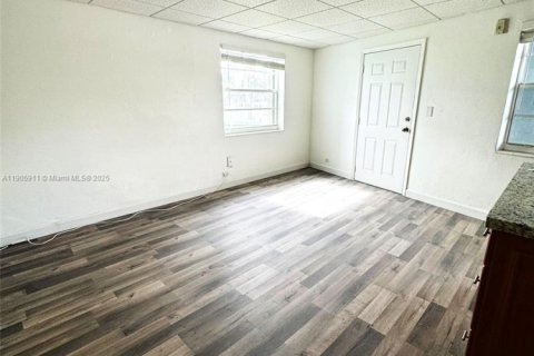 Снять в аренду кондоминиум в Майами, Флорида 2 спальни, 55.74м2, № 1957238 - фото 2