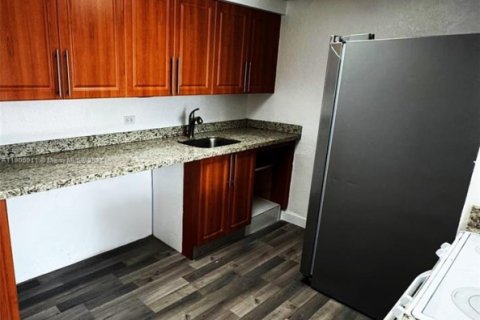 Снять в аренду кондоминиум в Майами, Флорида 2 спальни, 55.74м2, № 1957238 - фото 3