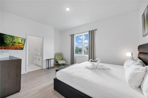 Townhouse in Davenport, Florida 4 bedrooms, 155.24 sq.m. № 2213953 - photo 9