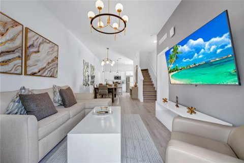 Townhouse in Davenport, Florida 4 bedrooms, 155.24 sq.m. № 2213953 - photo 4