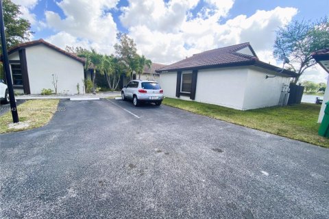 Condo in Miami, Florida, 2 bedrooms  № 1836361 - photo 1