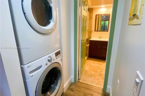 Condo in Miami, Florida, 2 bedrooms  № 1836361 - photo 14
