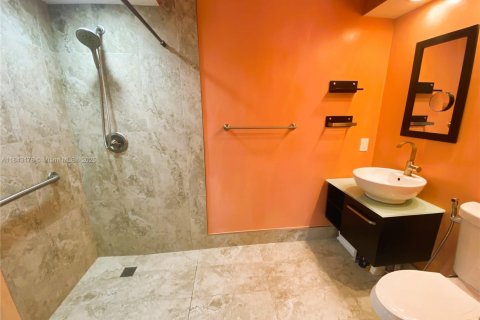 Condo in Miami, Florida, 2 bedrooms  № 1836361 - photo 11