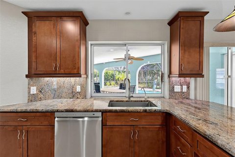 House in Punta Gorda, Florida 3 bedrooms, 207.26 sq.m. № 2266997 - photo 15