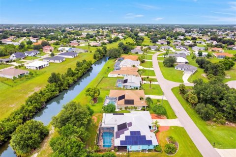 House in Punta Gorda, Florida 3 bedrooms, 207.26 sq.m. № 2266997 - photo 5