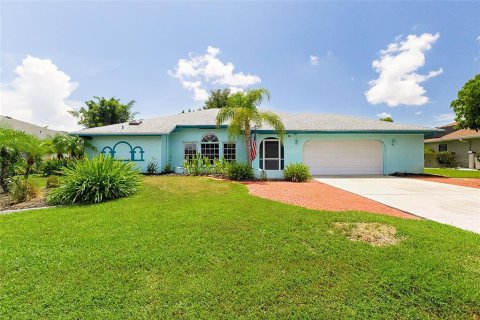 House in Punta Gorda, Florida 3 bedrooms, 207.26 sq.m. № 2266997 - photo 2