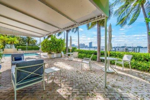 Condo in Palm Beach, Florida, 1 bedroom  № 1054704 - photo 1