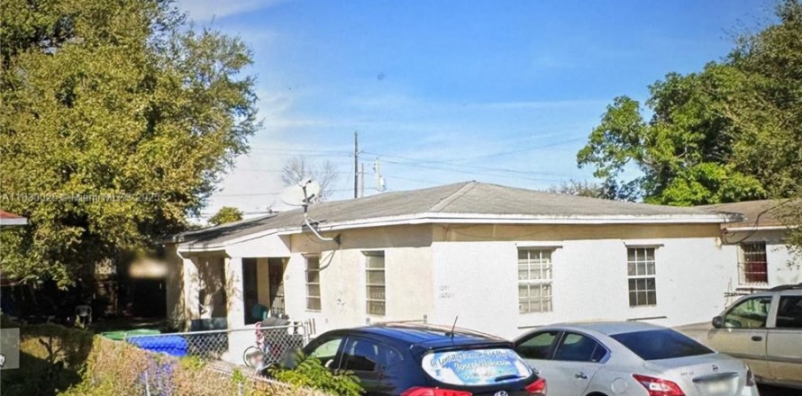 House in Miami, Florida 2 bedrooms № 1934144